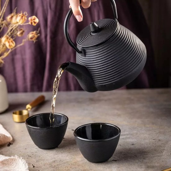 Kinghoff Gietijzeren Theepot 1.0L – Geëmailleerde Binnenkant - Theepot met Roestvrijstalen Filter - Inclusief 2 Kopjes van 115 ml (KH1846) - Capaciteit: 1,0 Liter - Traditioneel Design met Comfortabel Handvat