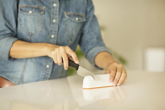 Fiskars Messenslijper - Roll-Sharp - Slijper met Anti-slip pads - Vaatwasserbestendig - Wit - Compact