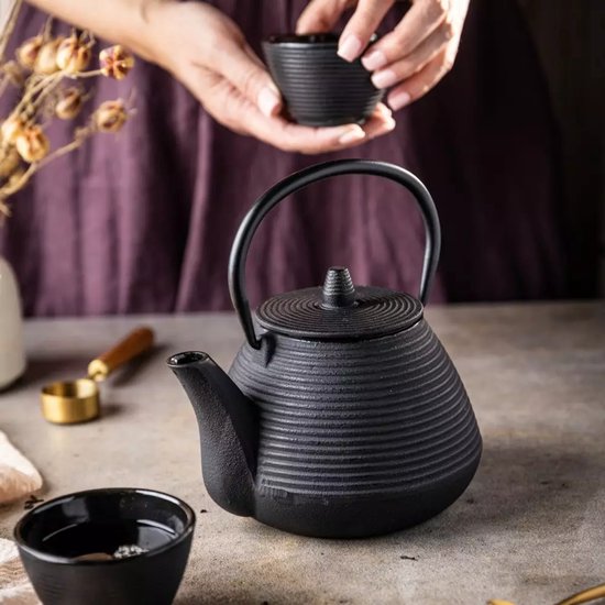 Kinghoff Gietijzeren Theepot 1.0L – Geëmailleerde Binnenkant - Theepot met Roestvrijstalen Filter - Inclusief 2 Kopjes van 115 ml (KH1846) - Capaciteit: 1,0 Liter - Traditioneel Design met Comfortabel Handvat