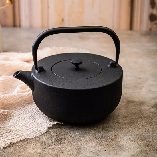 Kinghoff Gietijzeren Theepot met Filter - 1,1 Liter, Hoogwaardig RVS Filter, Comfortabele Handgreep, Traditioneel Design, Zwart -