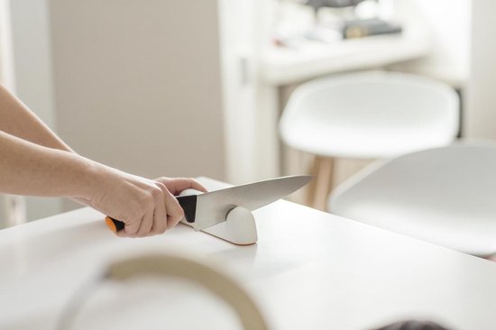Fiskars Messenslijper - Roll-Sharp - Slijper met Anti-slip pads - Vaatwasserbestendig - Wit - Compact