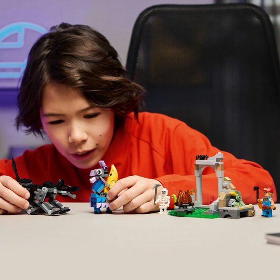 LEGO® Fortnite® Peely en Sparkplugs Kamp - 77075