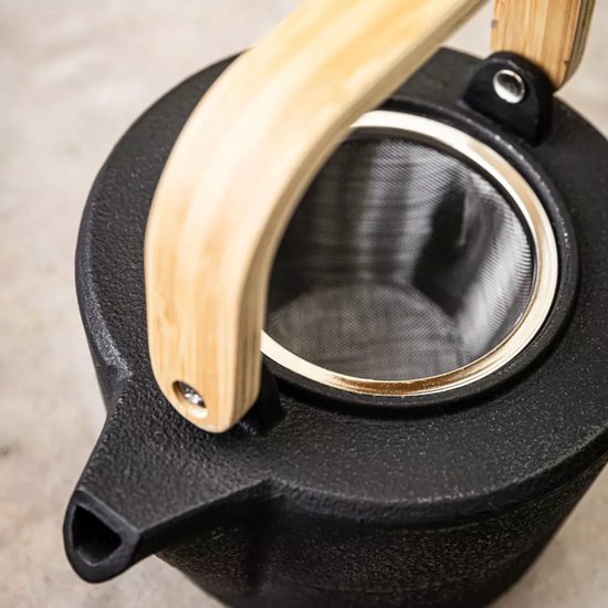 Kinghoff Gietijzeren Theepot met Filter - 1,3 Liter, Zwart, Houten Handvat en Dekselknop, Hoogwaardig RVS Filter, Traditioneel Design