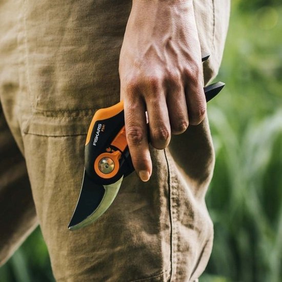 Fiskars Snoeischaar - P321 Bypass Takkenschaar - Maat M - Tuinschaar - Softgrip Handvat - Tuingereedschap