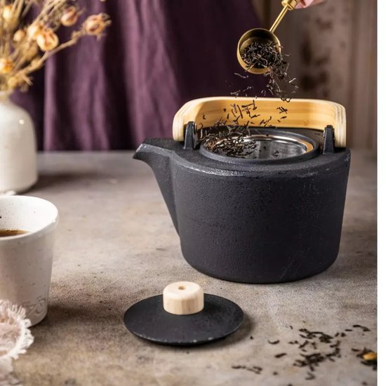 Kinghoff Gietijzeren Theepot met Filter - 1,3 Liter, Zwart, Houten Handvat en Dekselknop, Hoogwaardig RVS Filter, Traditioneel Design