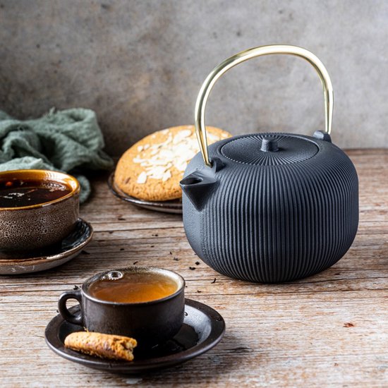 Kinghoff KH-1931 - Gietijzeren theepot - met zeef - geëmailleerde binnenkant - 1l - zwart met gouden handvat
