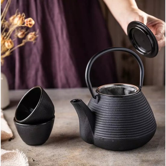 Kinghoff Gietijzeren Theepot 1.0L – Geëmailleerde Binnenkant - Theepot met Roestvrijstalen Filter - Inclusief 2 Kopjes van 115 ml (KH1846) - Capaciteit: 1,0 Liter - Traditioneel Design met Comfortabel Handvat