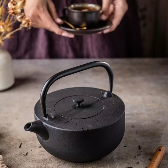 Kinghoff Gietijzeren Theepot met Filter - 1,1 Liter, Hoogwaardig RVS Filter, Comfortabele Handgreep, Traditioneel Design, Zwart -