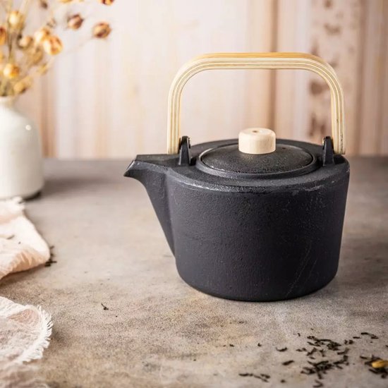 Kinghoff Gietijzeren Theepot met Filter - 1,3 Liter, Zwart, Houten Handvat en Dekselknop, Hoogwaardig RVS Filter, Traditioneel Design