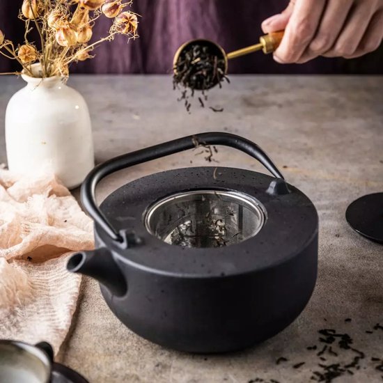 Kinghoff Gietijzeren Theepot met Filter - 1,1 Liter, Hoogwaardig RVS Filter, Comfortabele Handgreep, Traditioneel Design, Zwart -