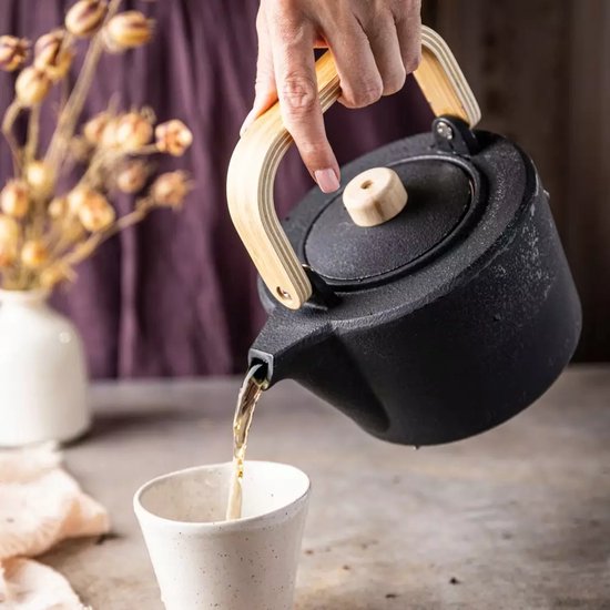 Kinghoff Gietijzeren Theepot met Filter - 1,3 Liter, Zwart, Houten Handvat en Dekselknop, Hoogwaardig RVS Filter, Traditioneel Design