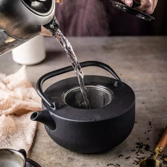 Kinghoff Gietijzeren Theepot met Filter - 1,1 Liter, Hoogwaardig RVS Filter, Comfortabele Handgreep, Traditioneel Design, Zwart -