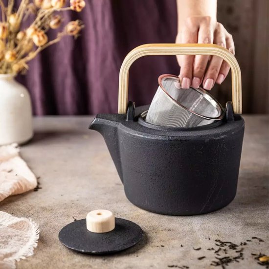 Kinghoff Gietijzeren Theepot met Filter - 1,3 Liter, Zwart, Houten Handvat en Dekselknop, Hoogwaardig RVS Filter, Traditioneel Design