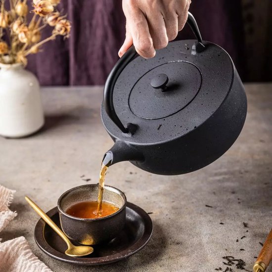 Kinghoff Gietijzeren Theepot met Filter - 1,1 Liter, Hoogwaardig RVS Filter, Comfortabele Handgreep, Traditioneel Design, Zwart -