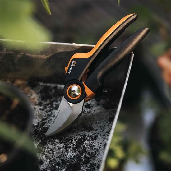 Fiskars Snoeischaar - X-series Bypass Takkenschaar - Maat M - Tuinschaar - PowerGear™ technologie - Tuingereedschap
