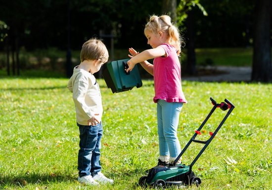 Klein Toys Bosch tuin grasmaaier deluxe - incl. bijpassend geluid en verwijderbare gras opvangbak - groen