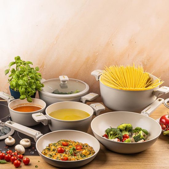 Klausberg KB-7969 Pannenset 12 Delig Beige | Inclusief Wok Pan | Anti-aanbaklaag | Geschikt voor Alle Kookzones Inclusief Inductie | Glazen Deksels | Set Pannen